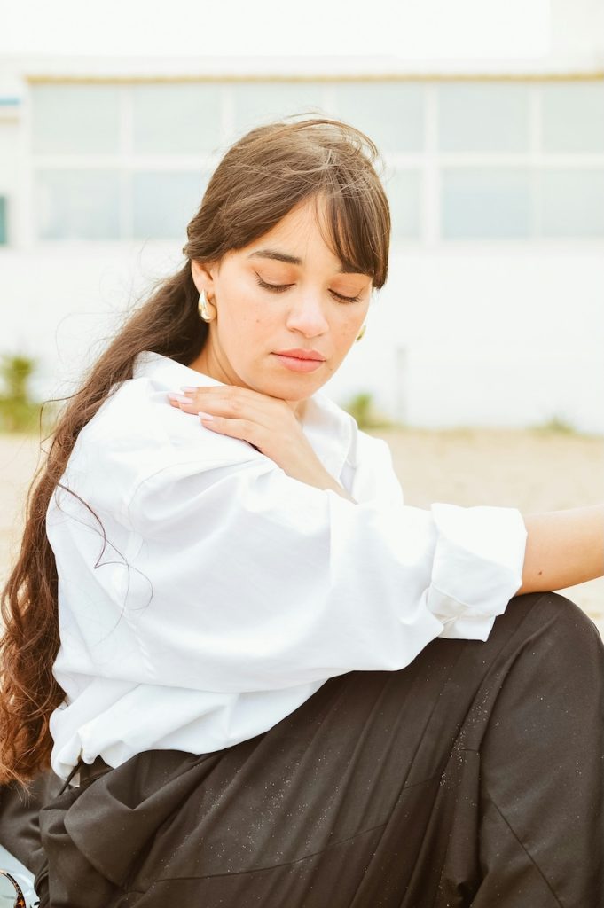 This is a picture of a woman with shoulder pain. If you have shoulder pain how do you know if it's a rotator cuff injury vs shoulder muscle strain?