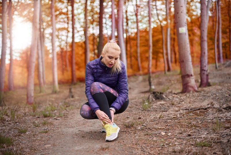This a picture of a woman depicting 'why does my heel hurt when I walk', the name of the post